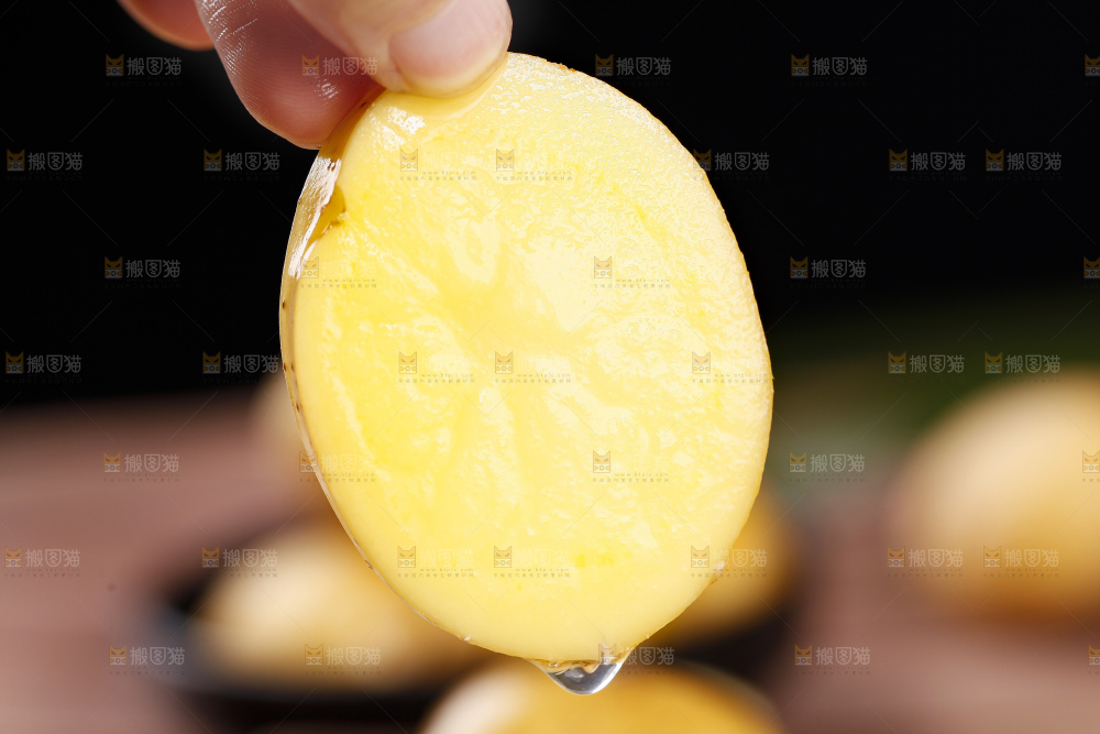 手里拿着迷你小土豆