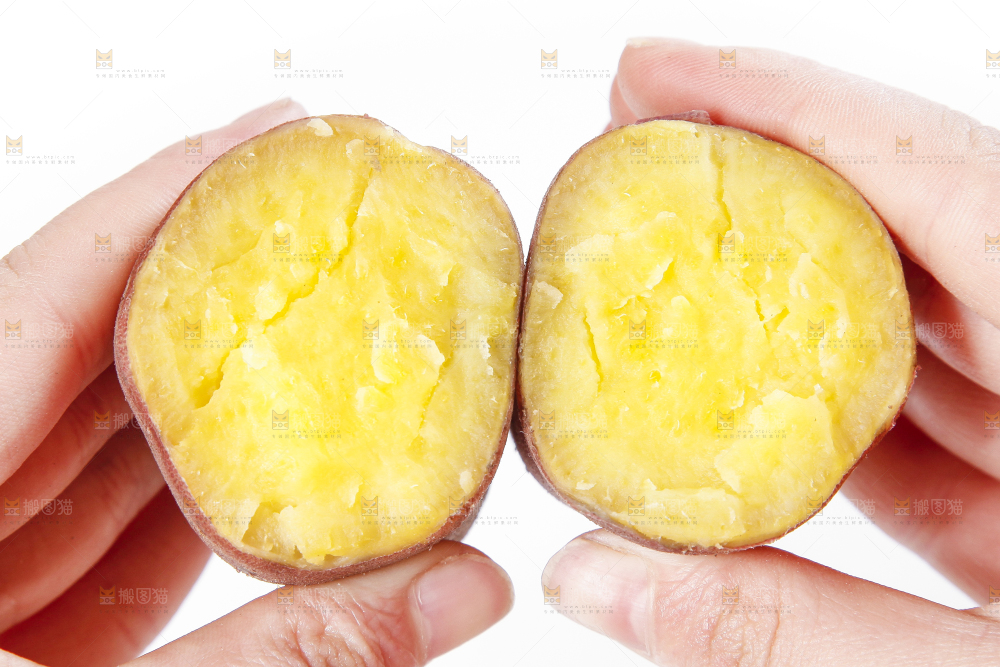 手里拿着黄心红薯