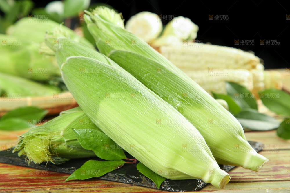 黑石板上的牛奶水果玉米