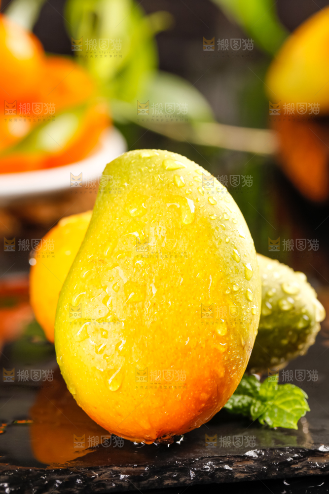 黑石板上的小台农芒果