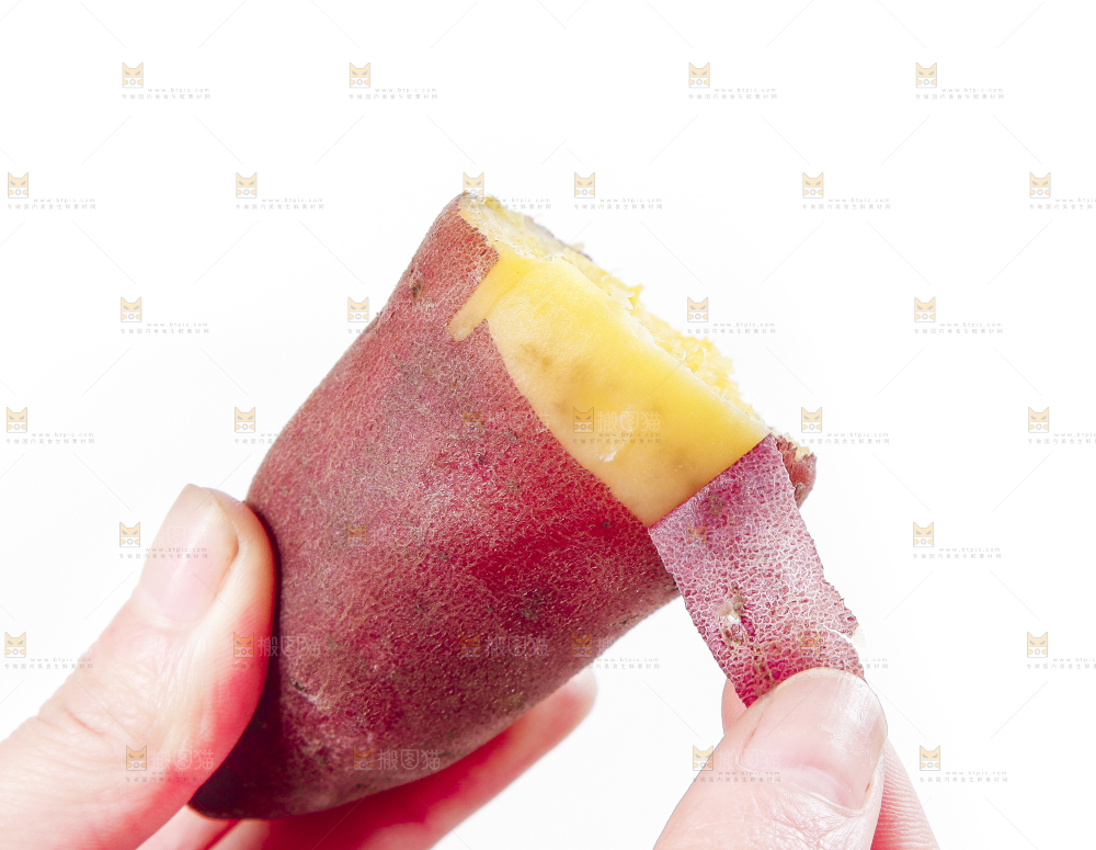 手里拿着黄心红薯