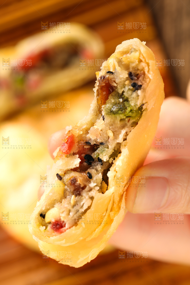 竹底上摆放着酥式月饼
