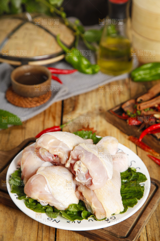 板子上放腌鸡腿