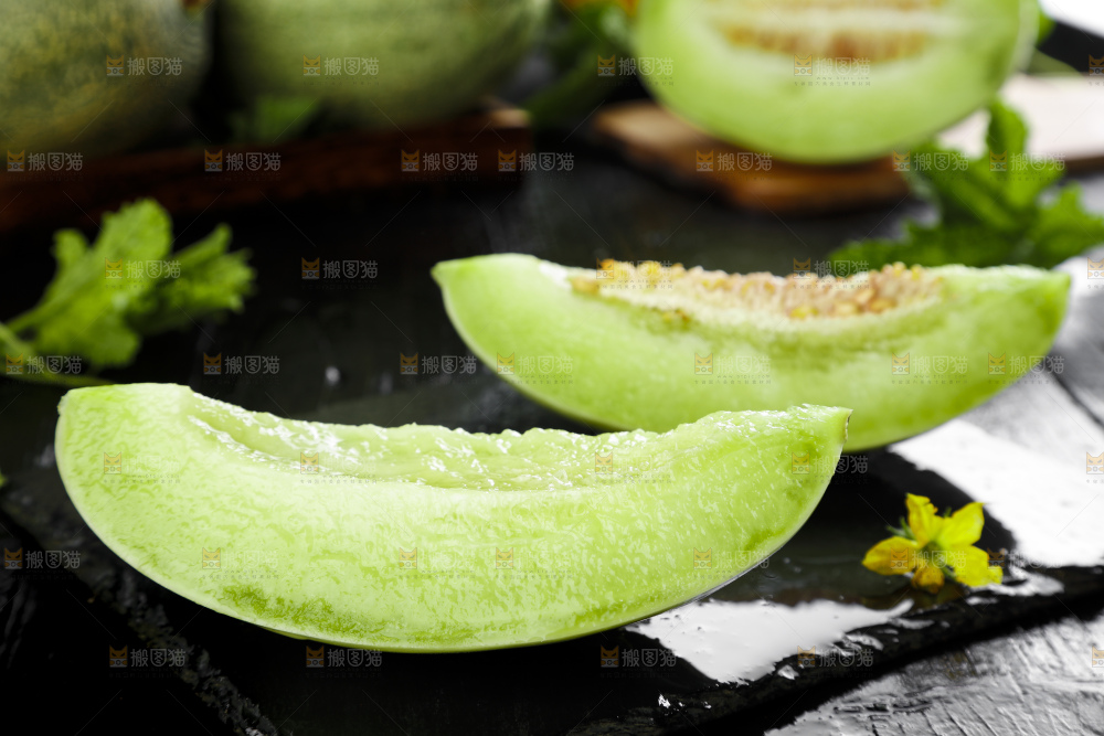 黑底上摆放着山东玉菇甜瓜