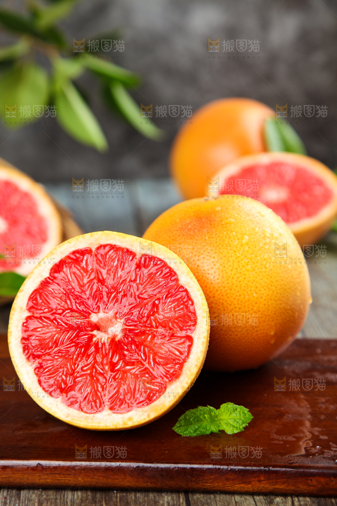 木底上的新鲜西柚