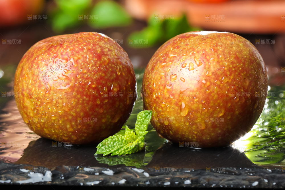 黑底上放着三华李