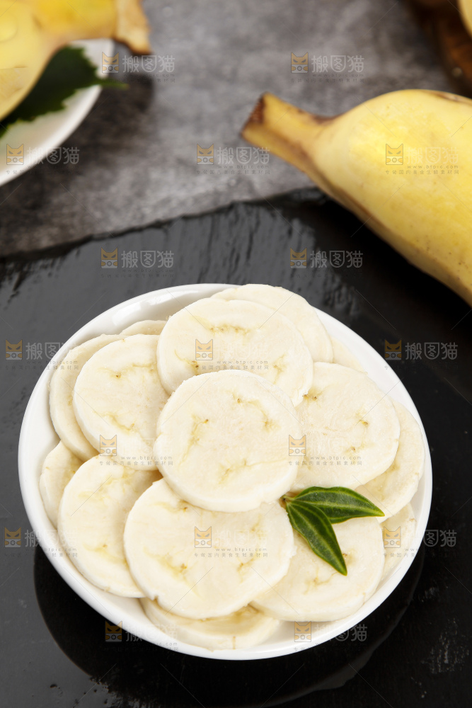 石板上的新鲜苹果蕉