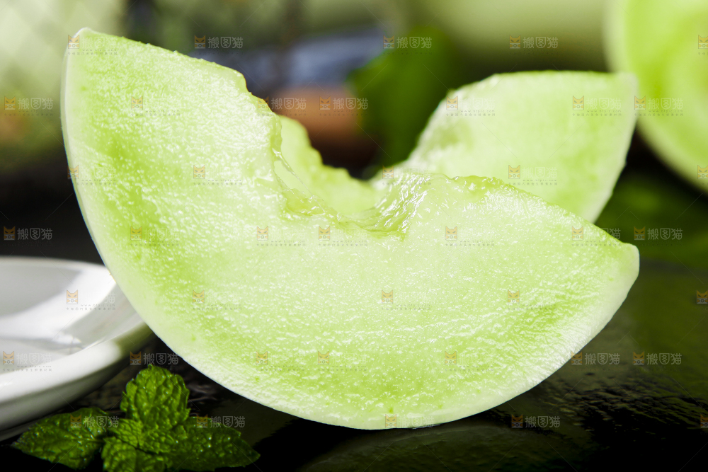 黑底上摆放着山东玉菇甜瓜