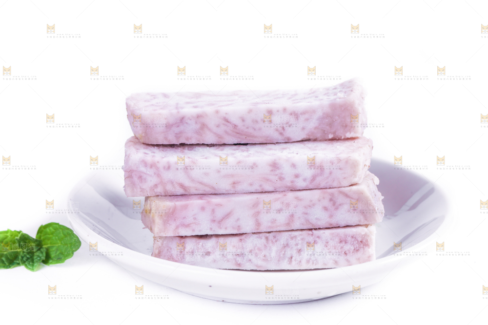 白底上摆放着新鲜芋头