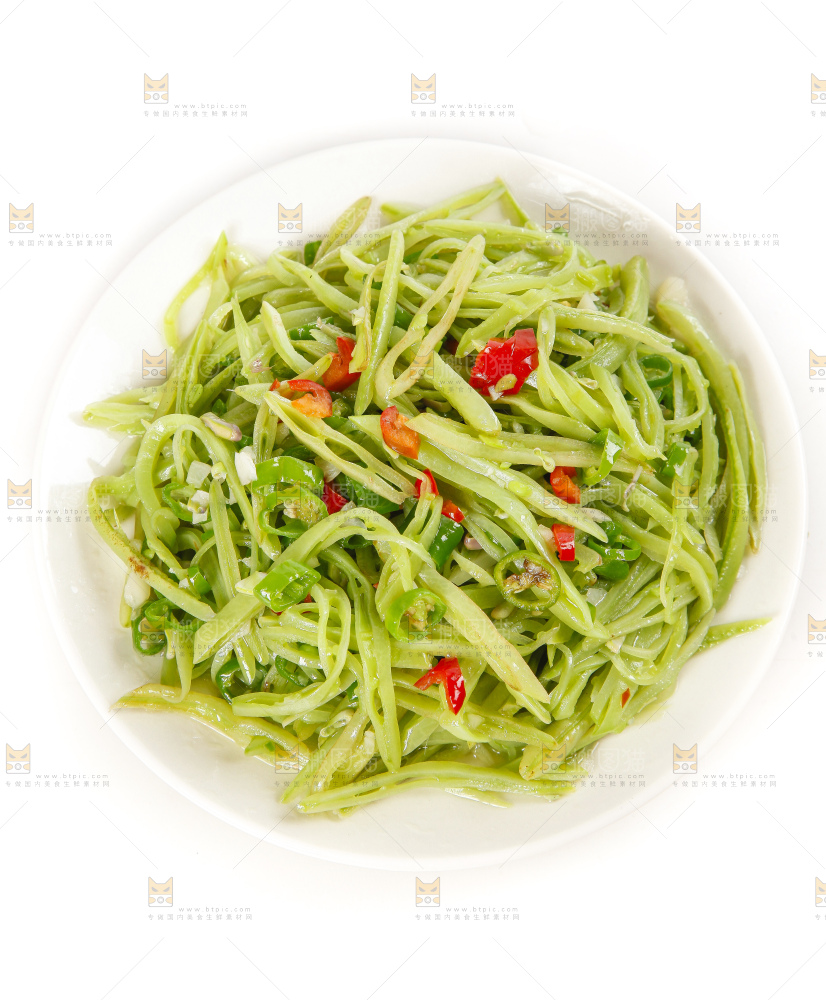 盘子里装着炒扁豆丝