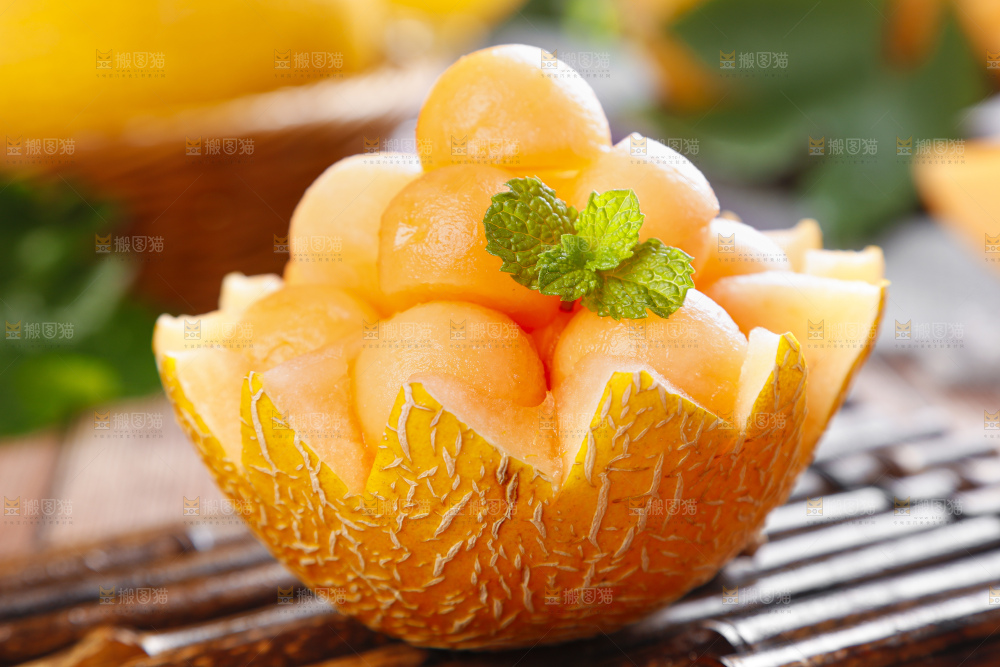 木底上摆放着黄皮蜜瓜