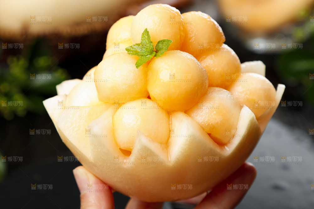 手里拿着蜜甜瓜