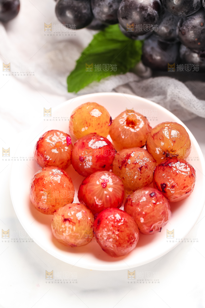 盘子里装着葡萄果肉