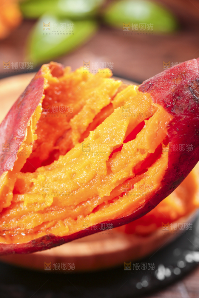 碟子里装着红心蜜薯