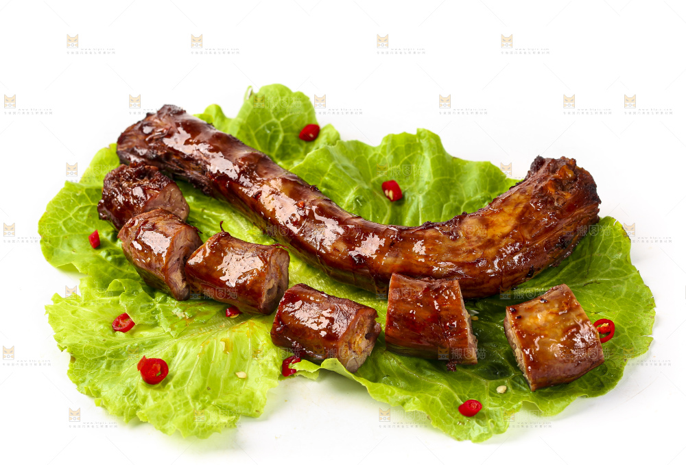 白底上放着酱香鸭脖