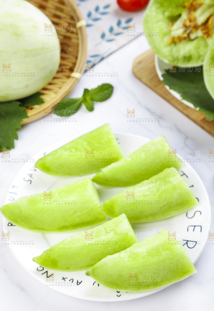 盘子里摆放着玉菇甜瓜