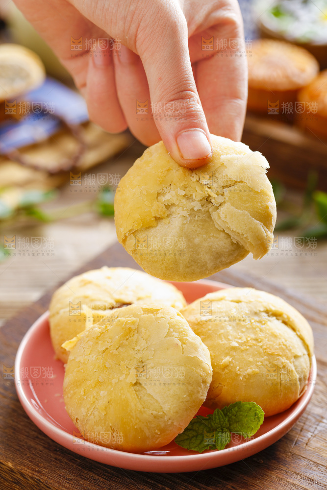 手里拿着老月饼