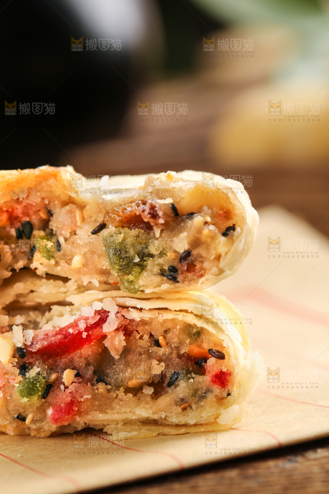 木板上的酥皮月饼