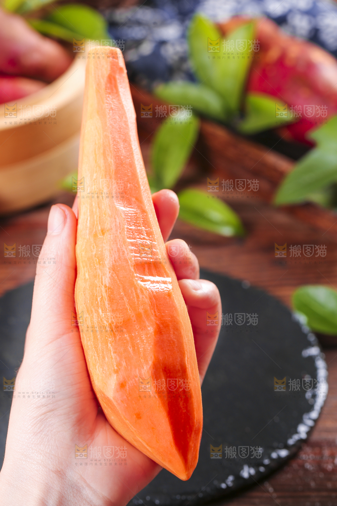 手里拿着红薯