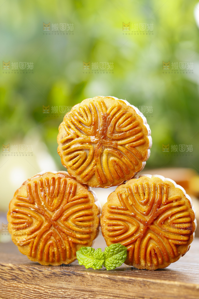木板上放着中秋月饼