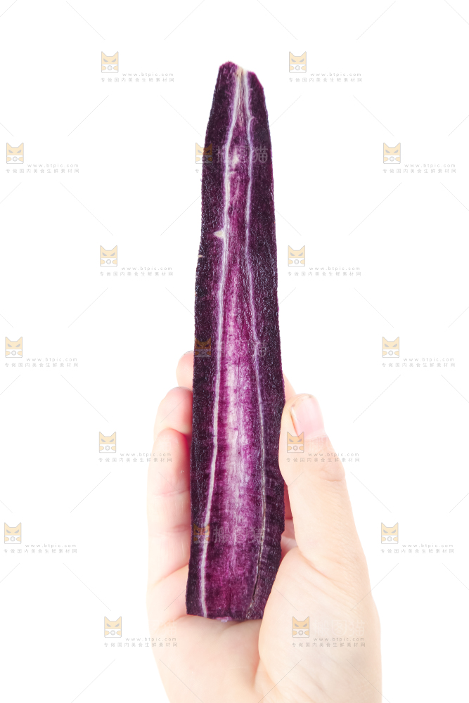 手里拿着紫胡萝卜