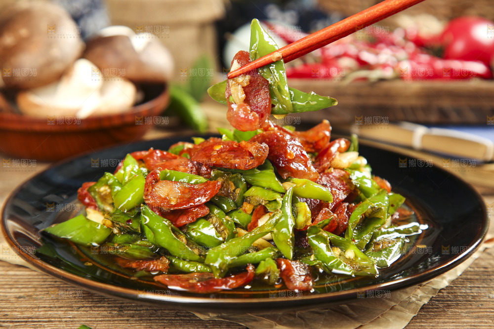 盘子里装着青椒炒腊肠
