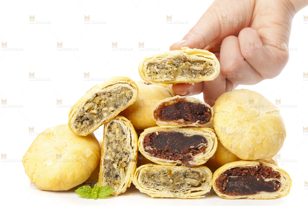 白底上摆放着一堆苏式月饼