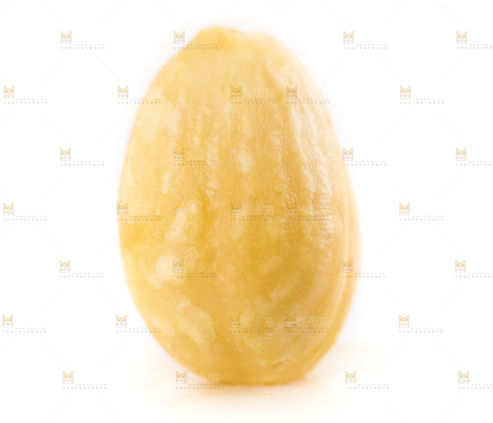 白底上放着巴旦木仁