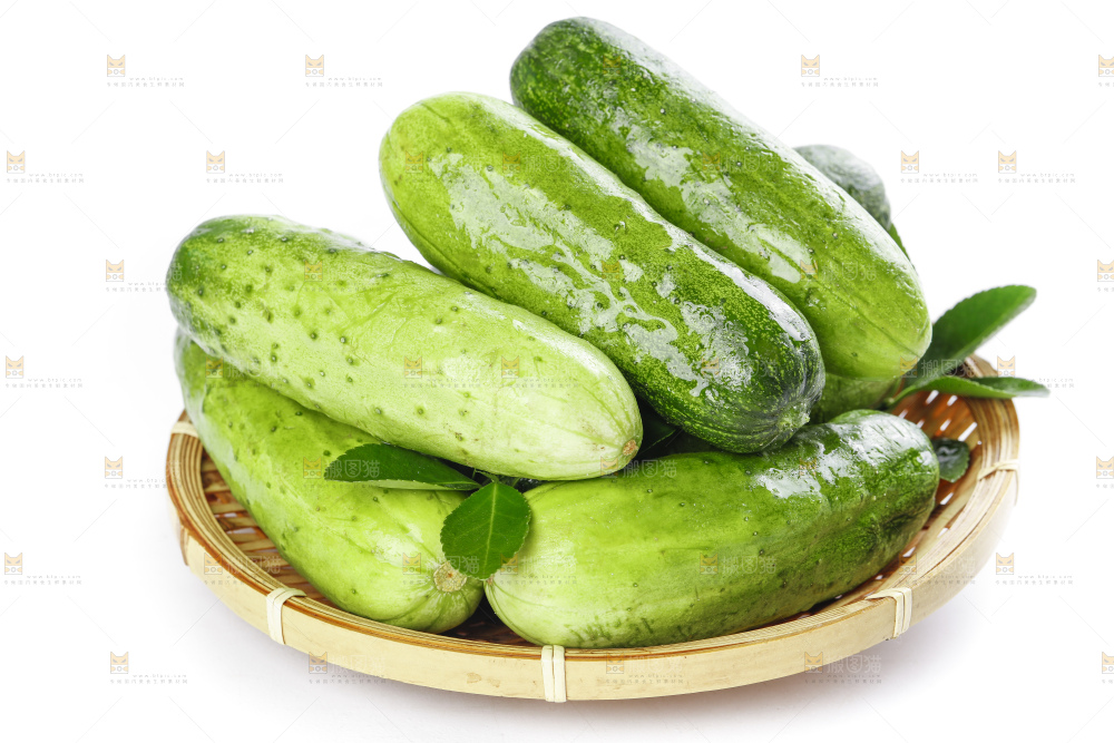 篮子里装着蔬菜黄瓜