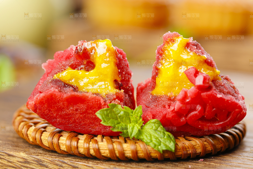 竹垫上放着金沙流心月饼