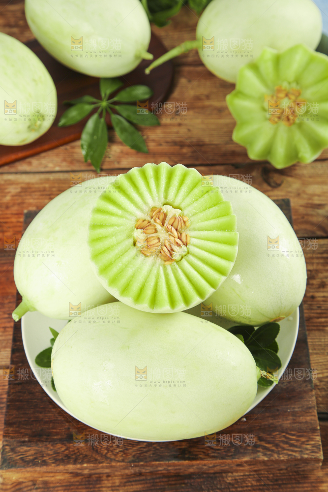 盘子里装着玉菇甜瓜