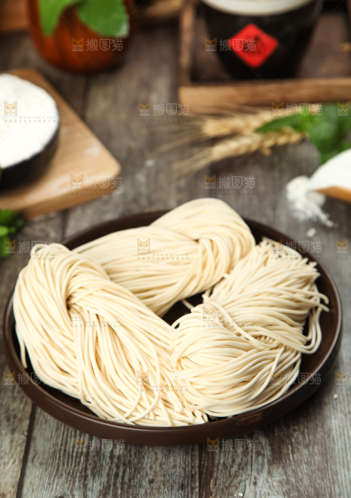 木板上放着一盘细面条