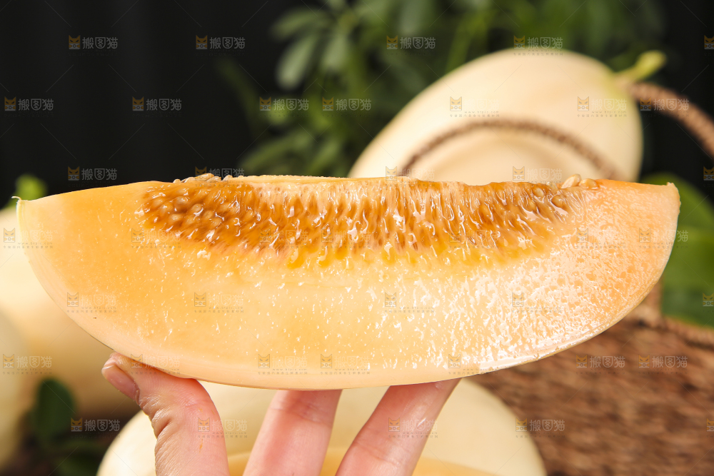 手里拿着蜜甜瓜