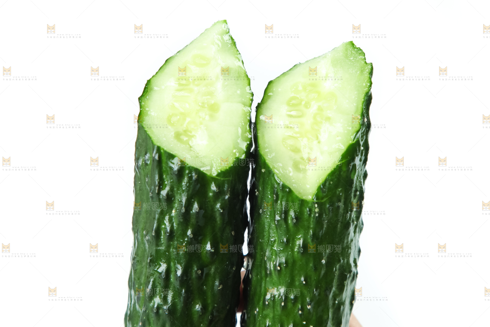 白底上摆放着黄瓜