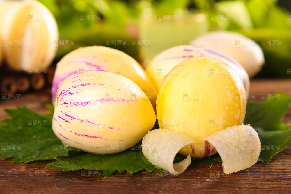 绿叶上摆放着人参圆果