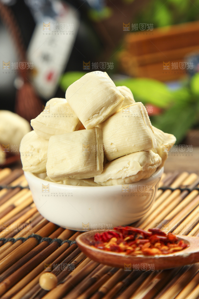 碗里装着手工包浆豆腐