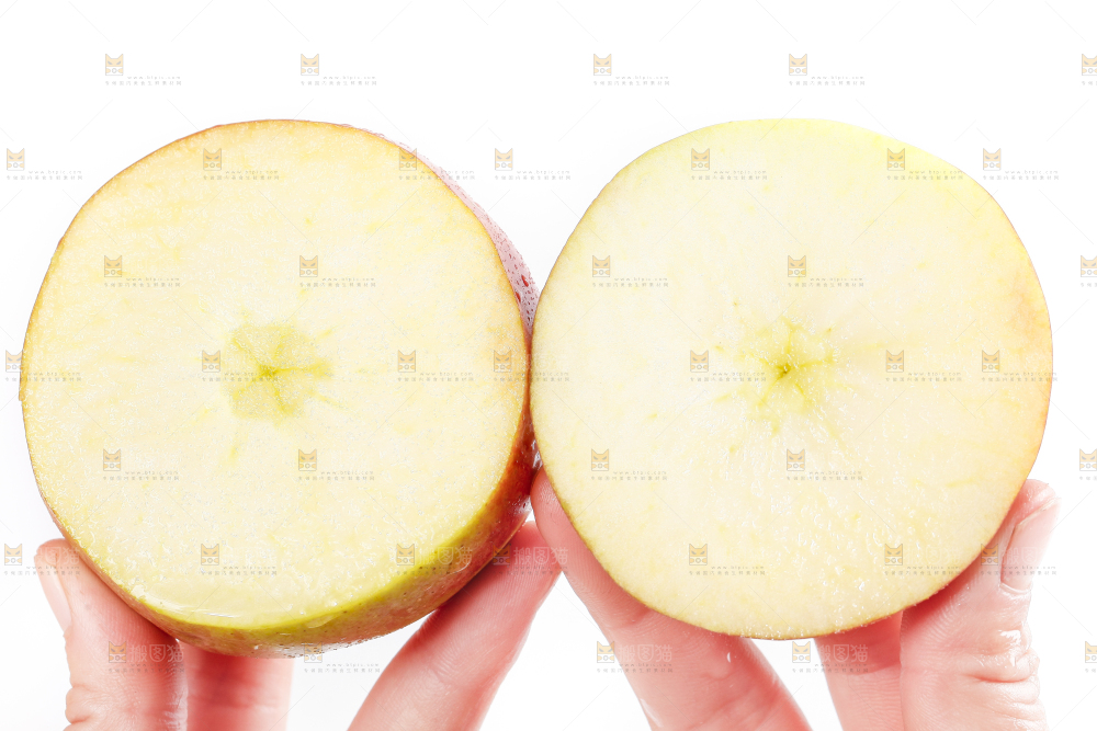 手里拿着红富士苹果