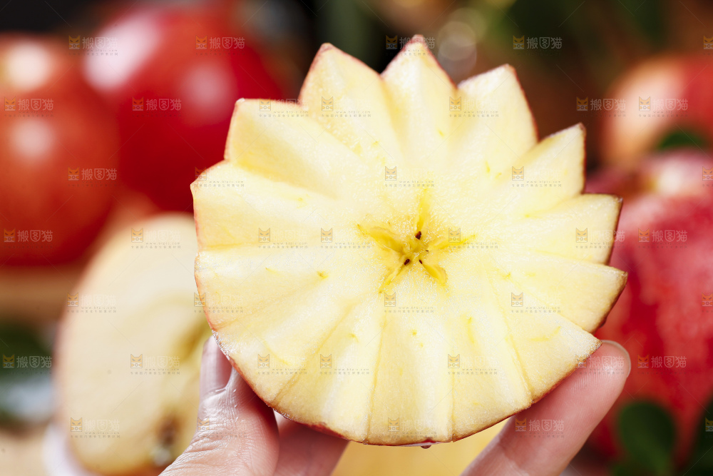 手里拿着苹果