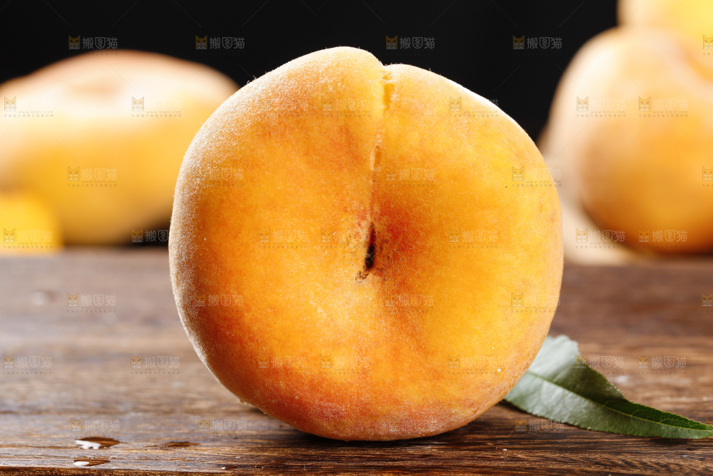 木板上放着毛蟠桃