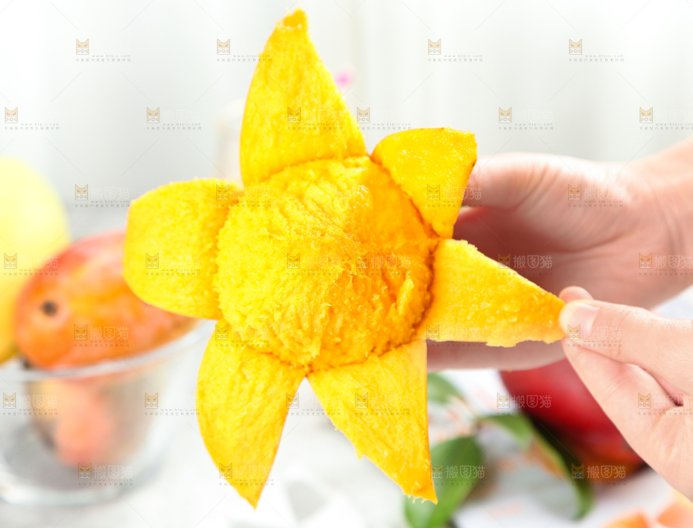 手里拿着新鲜芒果