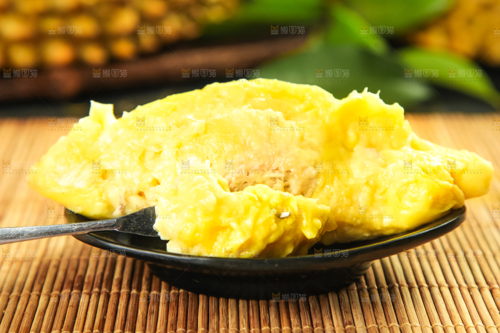 木底上放着金枕头榴莲