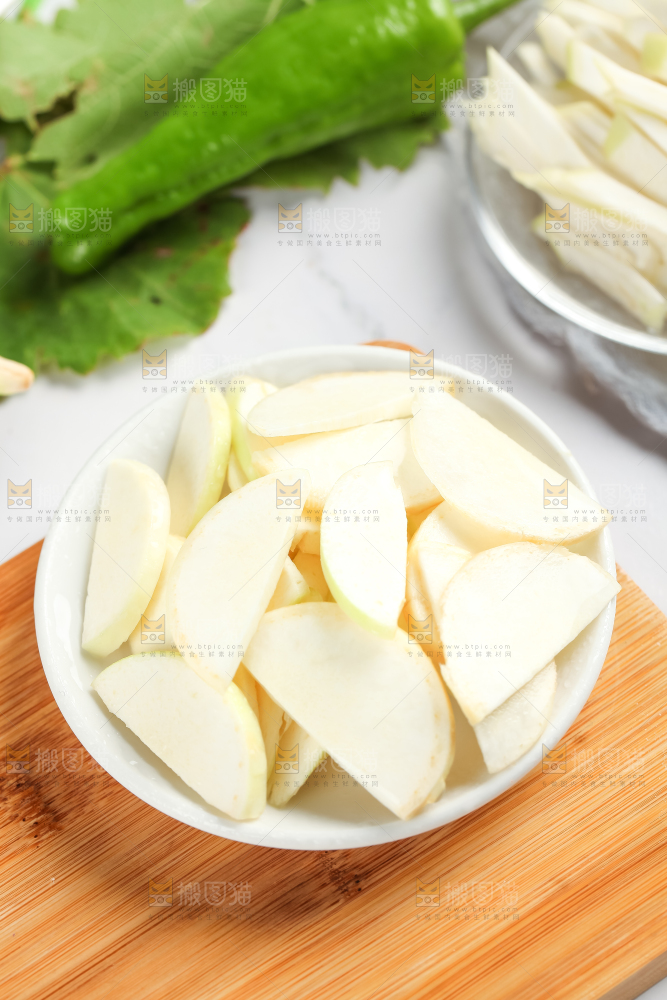 碗里装着鲜嫩茭白