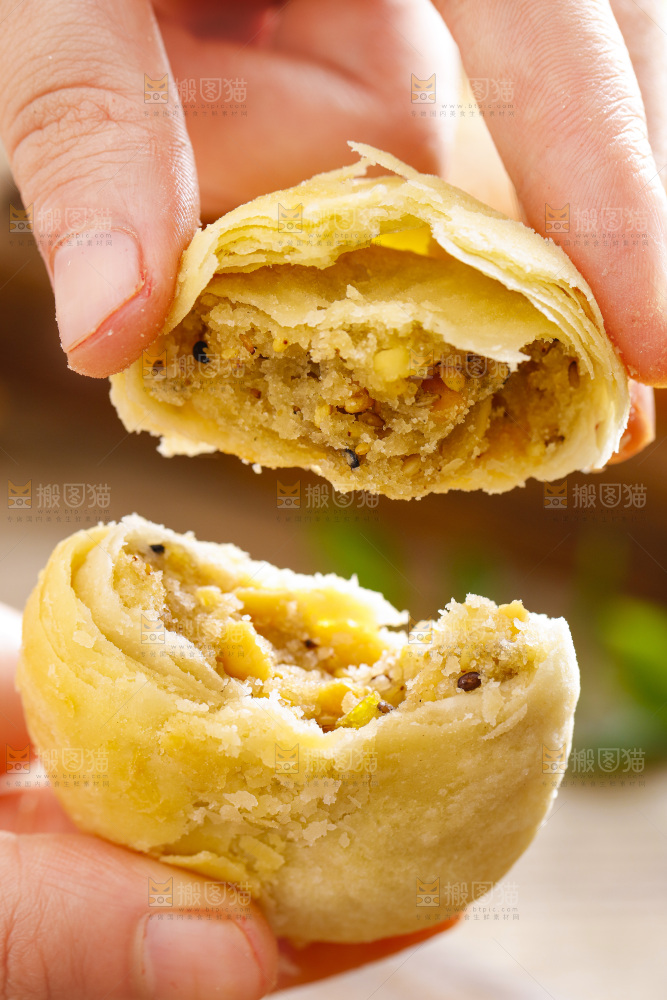 手里拿着老月饼