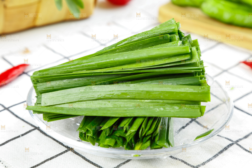 碟子里装着韭菜