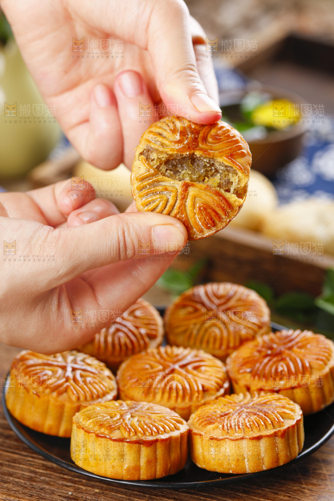 盘子里装着水果月饼