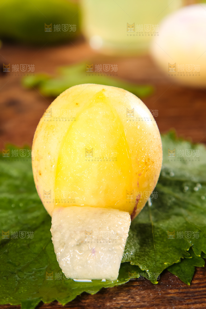 绿叶上摆放着人参圆果