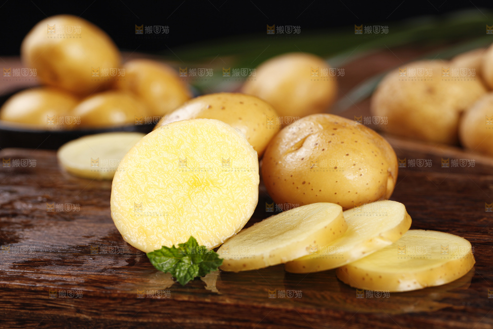 木板上放着云南小土豆
