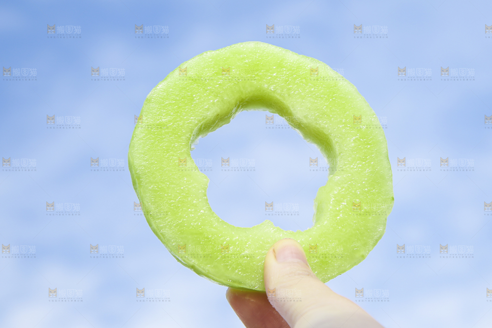手里拿着玉菇香瓜
