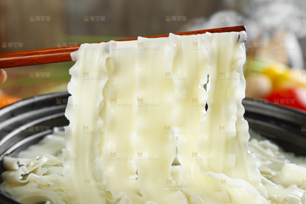 砂锅里放着刀削面