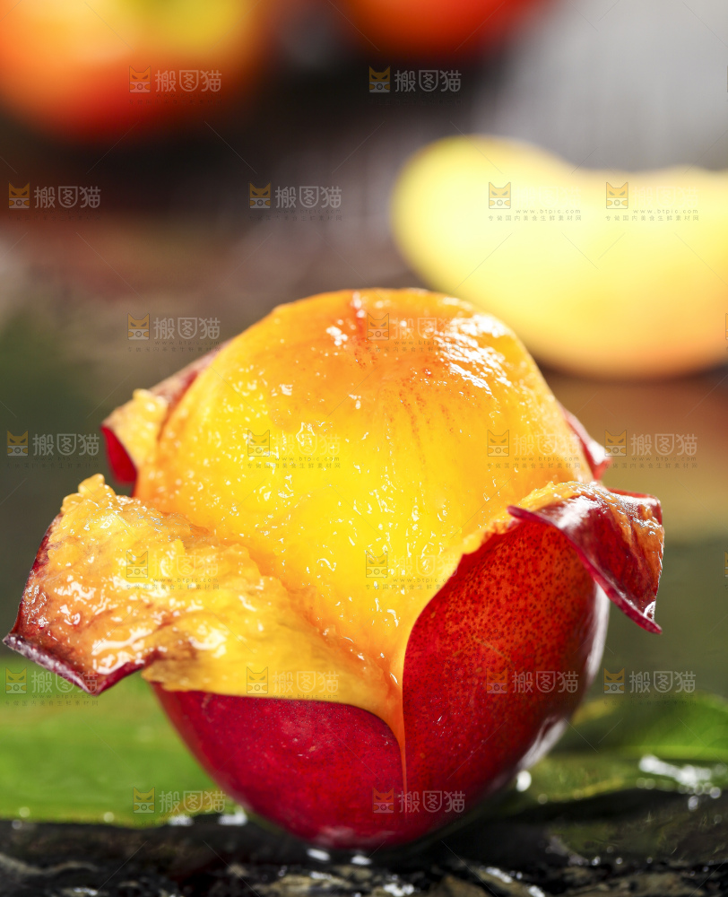 黑石板上放着黄心油桃